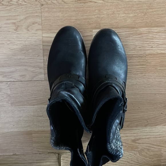 LIKE NEW faux leather wide ankle boots - Picture 3 of 4